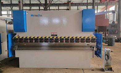 Фото 20 - MetalTec HBM 125/3200M (Е22, ручная компенсация прогиба, инвертор заднего упора) листогибочный гидравлический пресс.