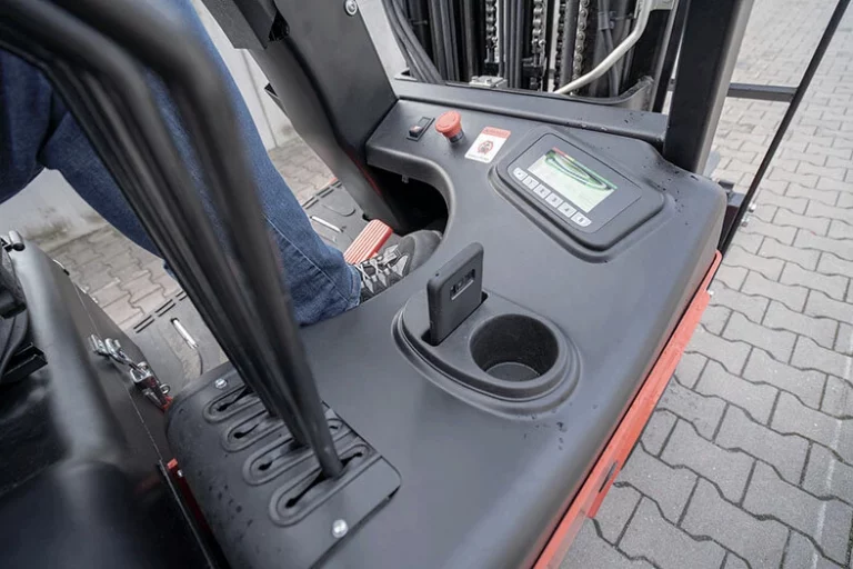 Фото 4 - Погрузчик вилочный электрический EP Equipment CPD20L1 PREMIUM SERIES (LI-ION, 3F480, SS, ST, F-1200, холод. исполнение с подогревом лития, четырехопорный).